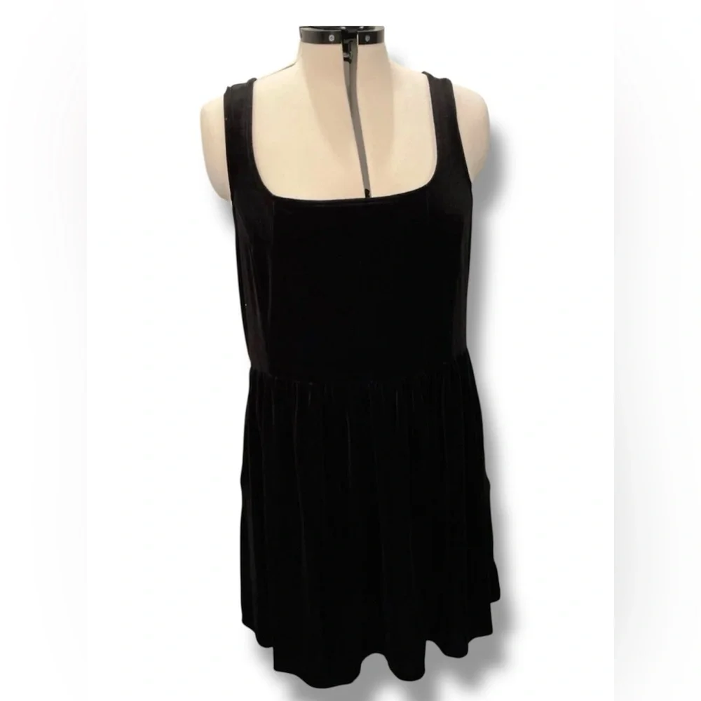 Elegant Black Velvet Dress - Picture 2 of 5